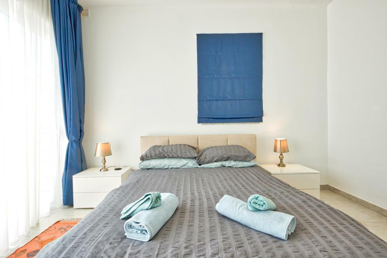 Appartement HV12 - Sea Front Penthouse with unique Views! à San Pawl il-Baħar Extérieur photo