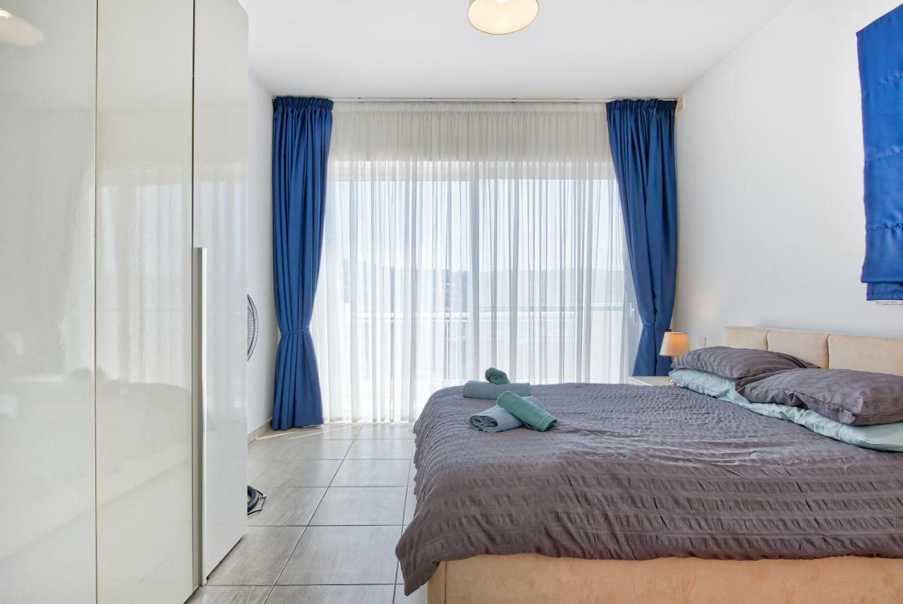 Appartement HV12 - Sea Front Penthouse with unique Views! à San Pawl il-Baħar Extérieur photo