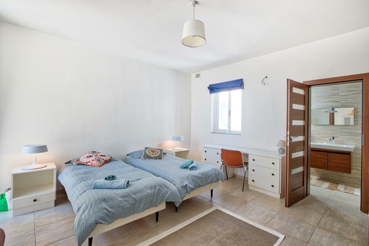 Appartement HV12 - Sea Front Penthouse with unique Views! à San Pawl il-Baħar Extérieur photo