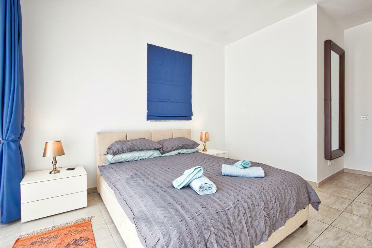 Appartement HV12 - Sea Front Penthouse with unique Views! à San Pawl il-Baħar Extérieur photo